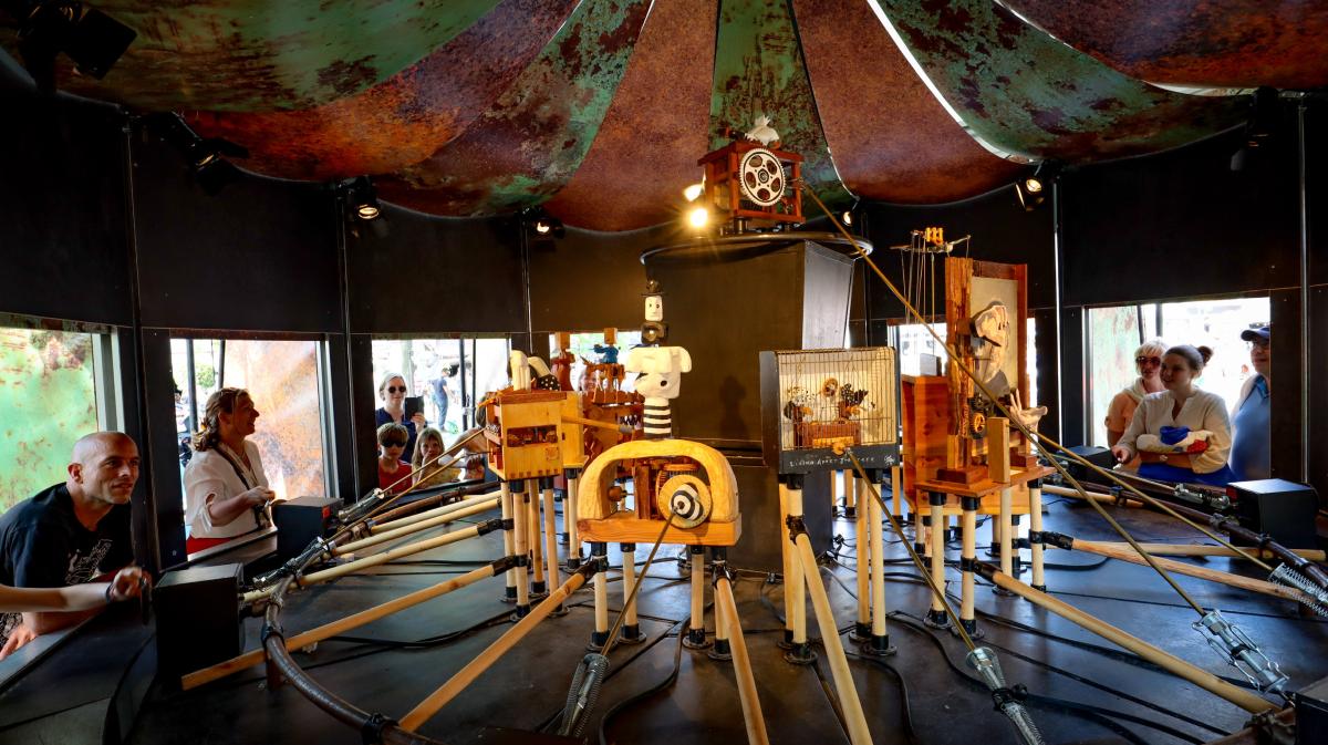 Geert Hautekiet (BE) Automata Carrousel.